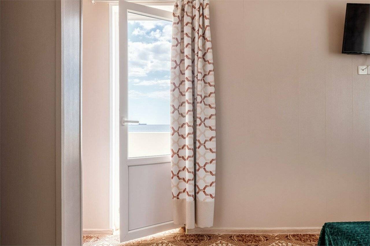 Фотографии номера Люкс с балконом в Гостинице Сашенька Южная Озереевка